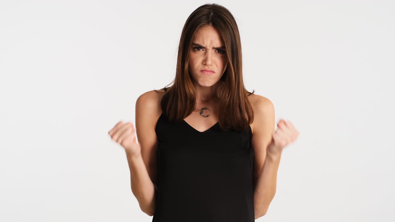 카메라 앞에서 포즈를 취하는 백인 분노한 여성.