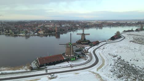 Klassische-Holländische-Windmühlen,-Die-Im-Winter-In-Zaanse-Schans-Erhalten-Sind,-Touristenattraktion