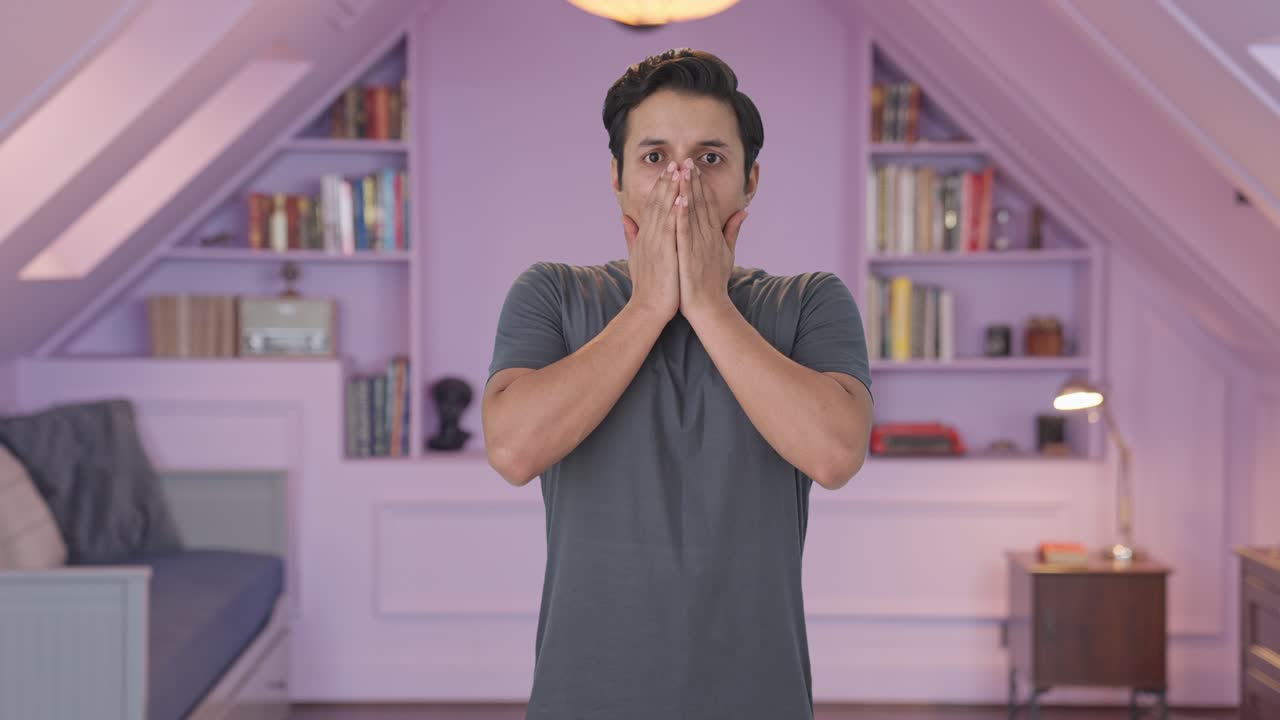 hombre indio siendo sorprendido por algo