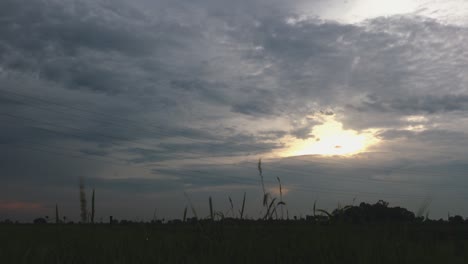 Timelapse-Nublado-De-La-Puesta-Del-Sol-Sobre-Los-Campos