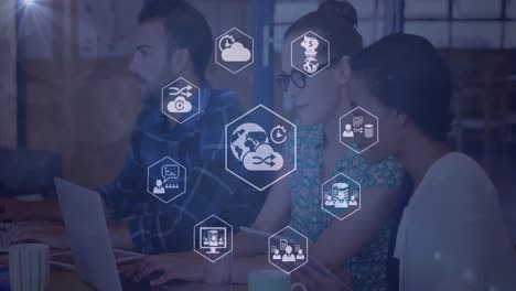 animación de múltiples iconos digitales girando contra dos mujeres diversas discutiendo en la oficina