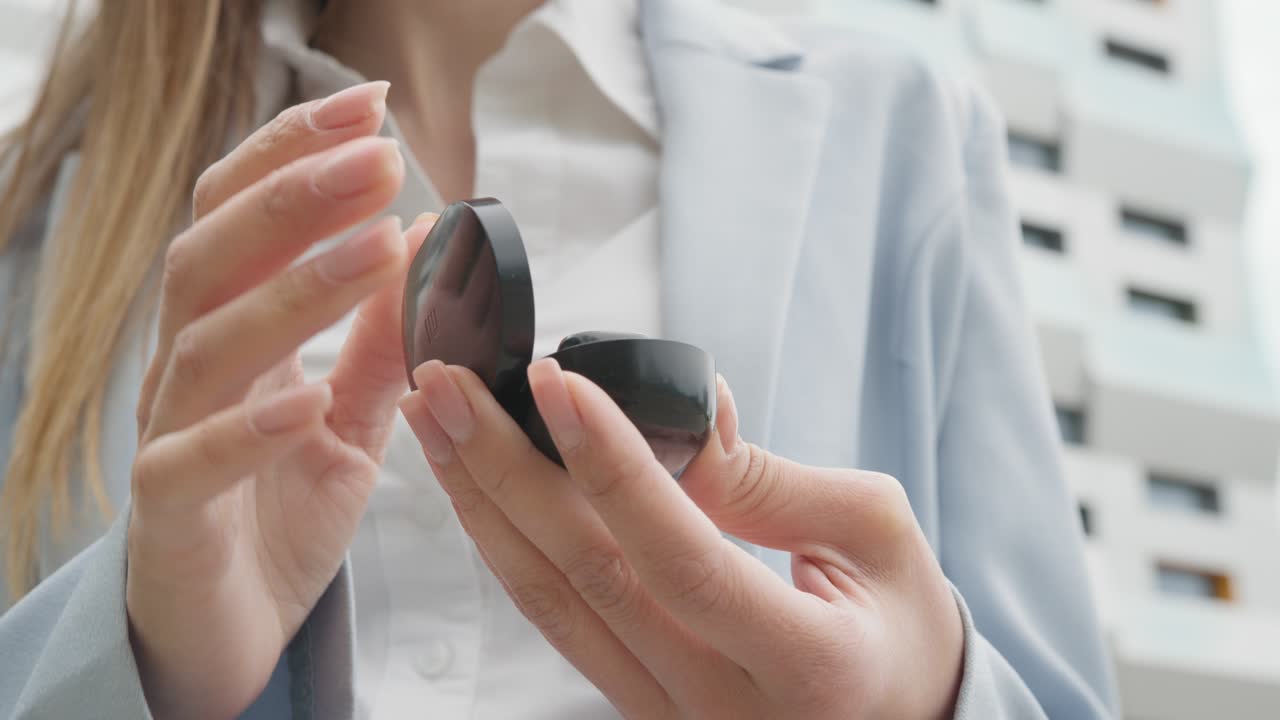 젊은 사업가 여성은 좋은 사운드와 스테레오를 가진 현대 헤드폰을 통해 스마트 폰에서 재생 목록에서 좋아하는 음악을 즐기고 거리에서 는 것을 즐기고 있습니다. 젊은 소녀는 상자 밖으로 헤드 폰을 끌어 니다.