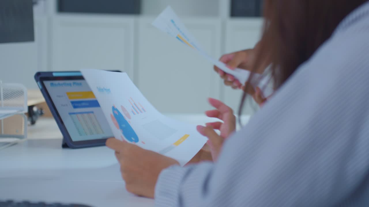 reunión de negocios - revisión de los datos del proyecto