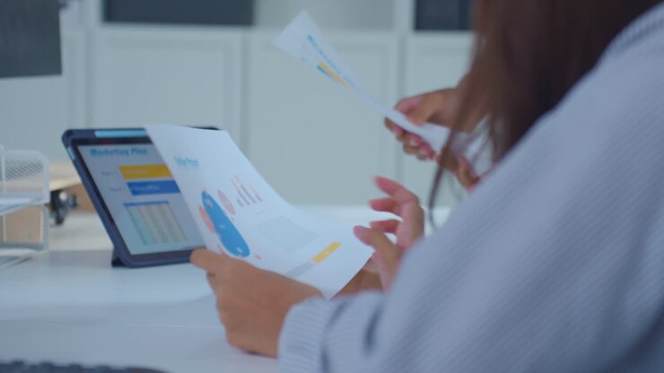 reunião de negócios - revisão de dados do projecto