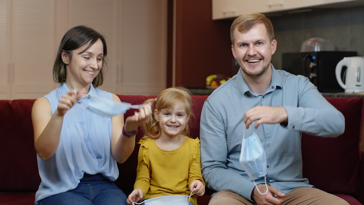 격리 코로나19 코로나 바이러스 오버 콘셉트 종료 가족은 집에서 의료 마스크를 벗습니다.