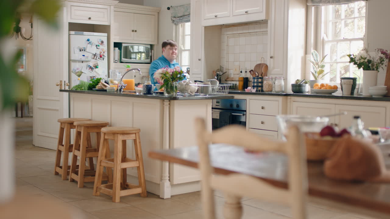 다운 증후군을 가진 행복한 십대 소년은 부 ⁇ 에서 춤을 추고 즐겁게 즐기고 재미있는 춤을 즐기고 집에서 주말을 즐기고