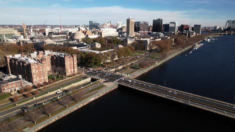 Boston-Back-Bay-Vista-Aérea-Frente-Al-Mar-A-Través-Del-Río-Charles,-Horizonte-Del-Paisaje-Urbano-Durante-El-Día