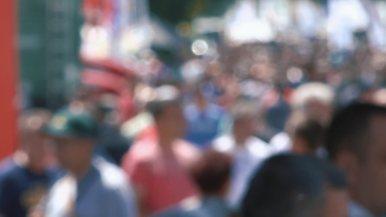 multitud borrosa en la calle de la ciudad