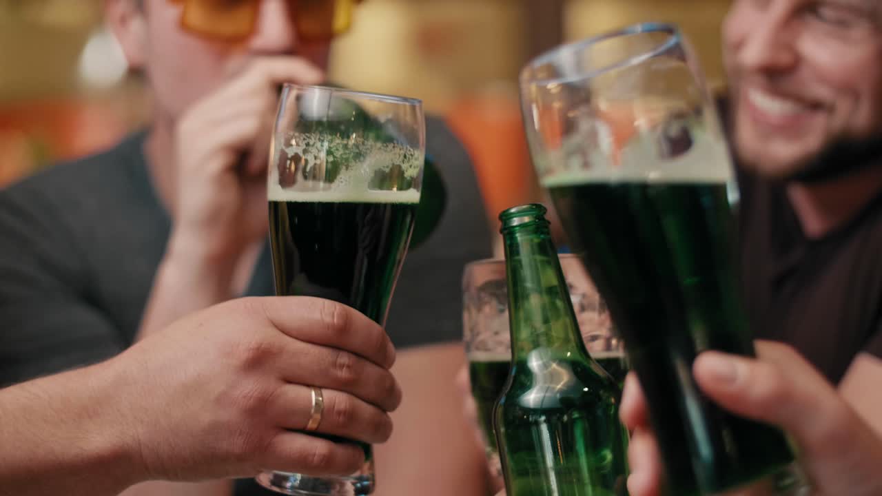 grupo de amigos refrescándose con bebidas en el pub