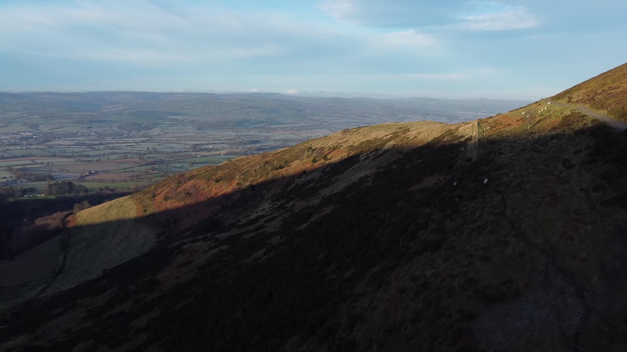 광활한 서리가 내린 목가적 인 농지 시골을 가로 지르는 고원 하이킹 산 정상의 공중 전망에 대한 이른 햇빛
