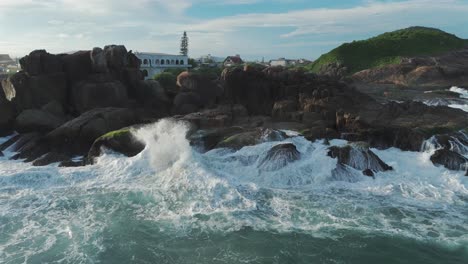 An-Den-Ufern-Der-Insel-São-Francisco-Do-Sul,-Santa-Catarina,-Brasilien,-Gedeiht-Das-Küstenleben