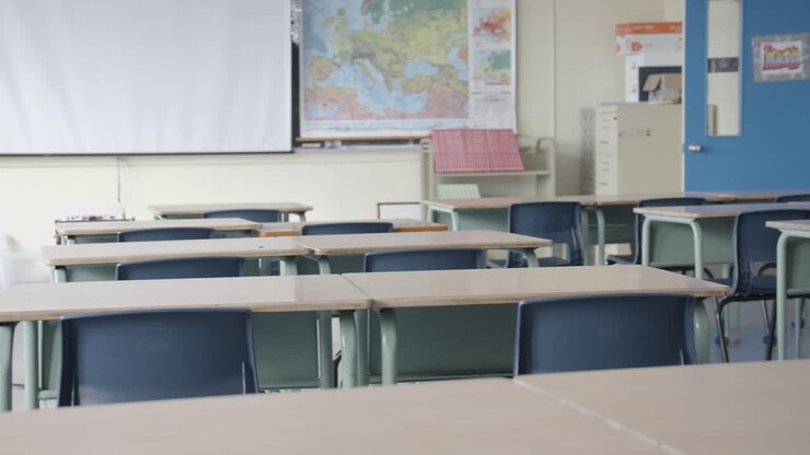 Aula vuota piena di banchi in una scuola superiore.
