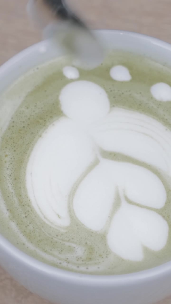 Decorando Latte Matcha con arte de espuma y cuchara