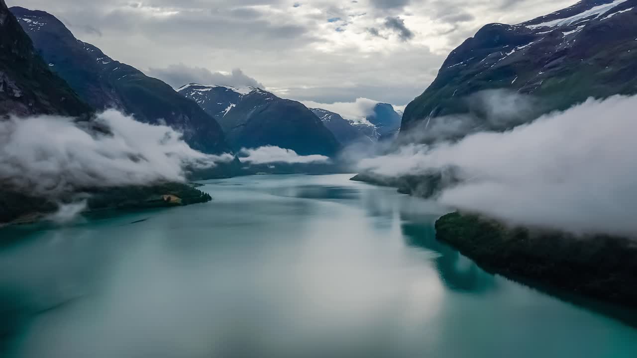 hermosa naturaleza noruega paisaje natural lago lovatnet volando sobre las nubes.