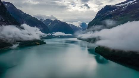 Schöne-Natur-Norwegen-Naturlandschaft-Lovatnet-See-über-Den-Wolken-Fliegen.