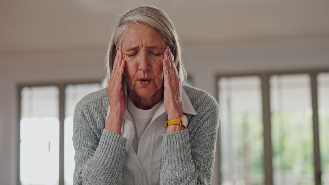 mujer de edad avanzada, dolor de cabeza y dolor en el hogar para psiquiátricos