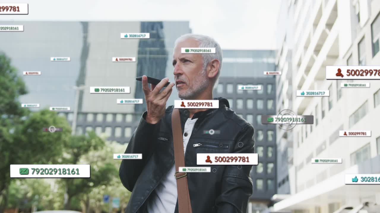animación de iconos de redes sociales sobre un hombre mayor que usa un teléfono inteligente