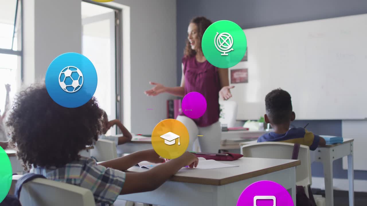 animación de iconos escolares sobre feliz diversa maestra y alumnos en los escritorios en la clase
