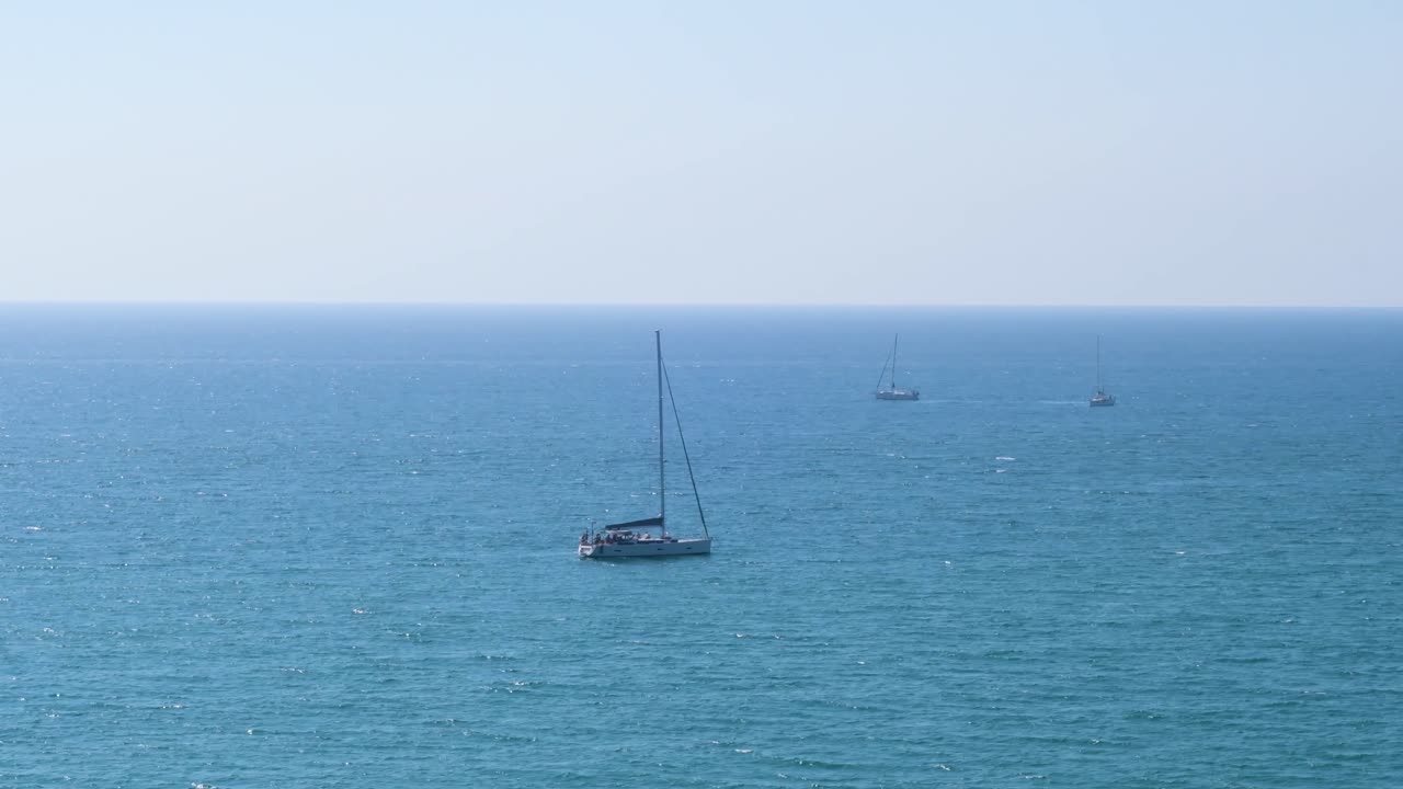 맑은 하늘과 화창한 날에 정박한 흰색 보트