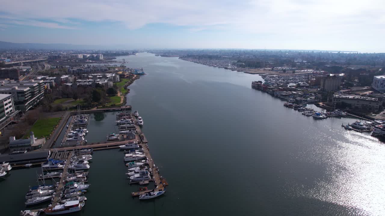 vista aérea del estuario de oakland, puertos deportivos y edificios frente al mar, california, estados unidos, disparo de avión no tripulado