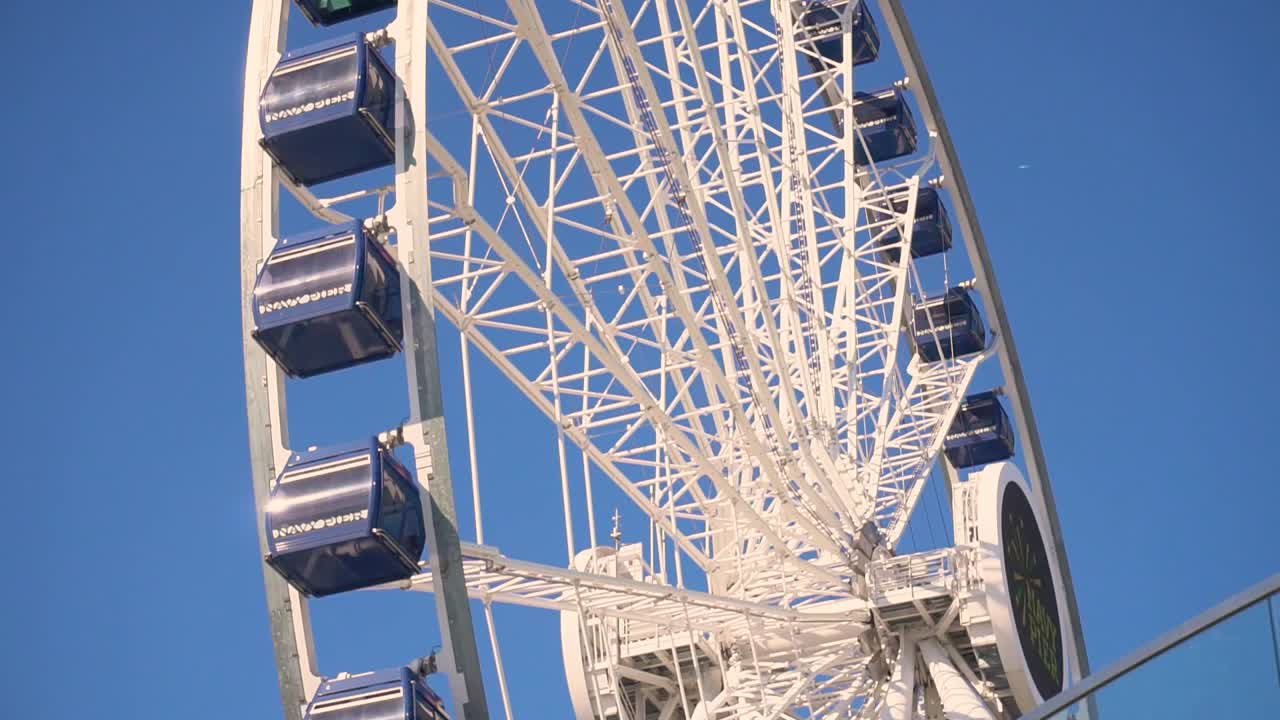 거대한 관람차를 올려다 보며