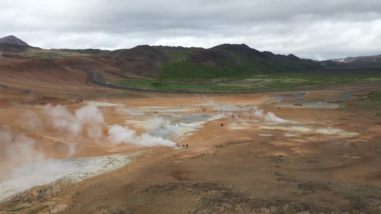 campo geotérmico landmannalaugar en islandia con drones avanzando con la gente