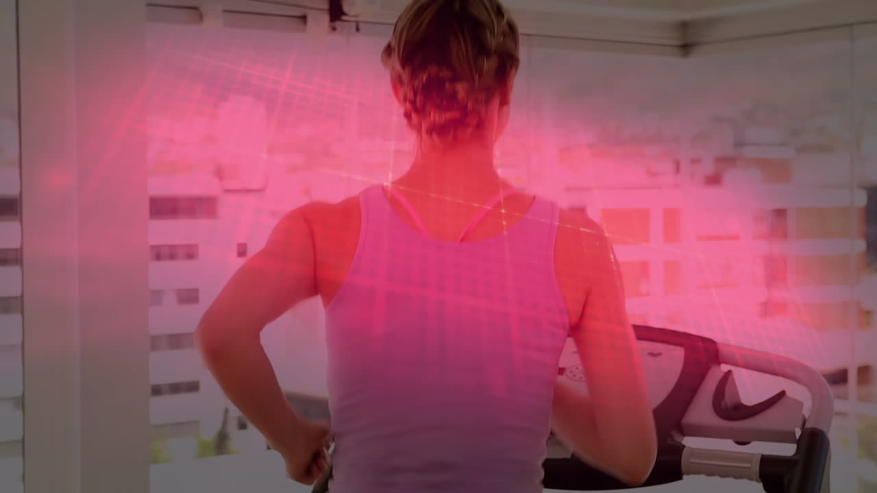animación del ritmo cardíaco sobre la vista trasera de una mujer caucásica corriendo en una cinta de correr en el gimnasio