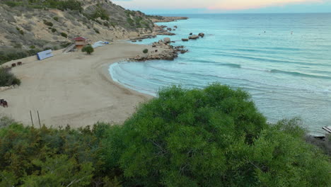 Leerer-Kleiner-Versteckter-Sandstrand-Bei-Sonnenaufgang-Im-Land-Ayia-Napa,-Zypern---Luftaufnahme