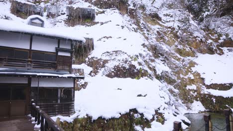 casas japonesas nevadas en ginzan onsen, escena de invierno en la prefectura de yamagata