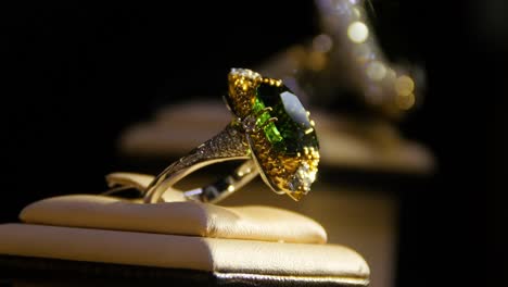elegante exhibición de anillos de esmeralda y diamante