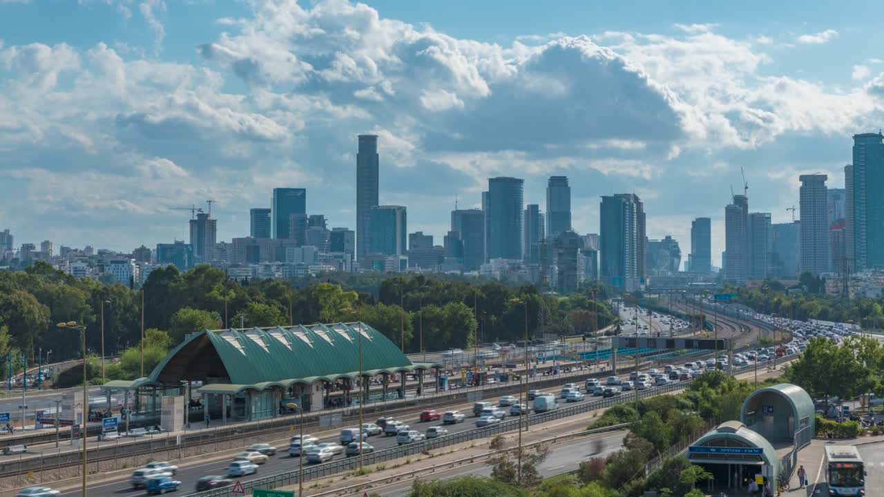 아야론 도로를 가로질러 운전하는 자동차의 시간 지연, 이스라엘의 푸른 구름이 흐르는 라마탄 간과 텔아비브의 도시 풍경 앞에