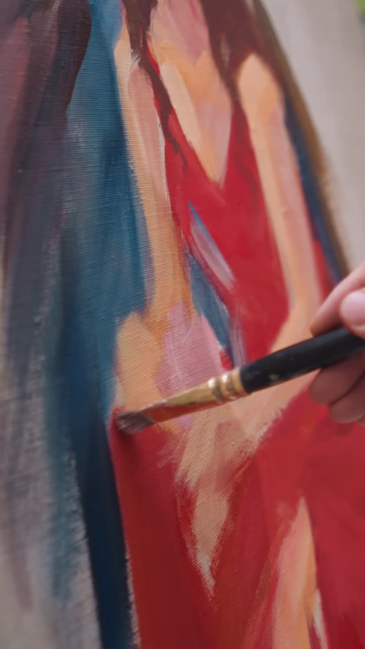 el retrato de la mujer evoluciona con cada trazo. el pintor demuestra la colocación estratégica de los aspectos más destacados y las sombras durante la pintura en lienzo en el estudio de dibujo