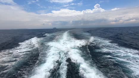 Vista-Desde-La-Parte-Trasera-Del-Barco-Viendo-Cómo-El-Agua-Se-Despierta-Desde-Los-Motores-A-Través-Del-Mar-Azul-Profundo-En-Tailandia