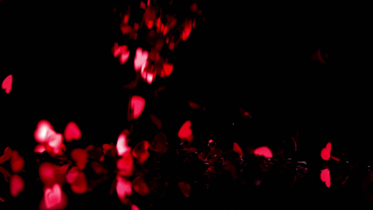 검은 바탕에 떨어지는  ⁇ 은 칼레이도스코프 모양과  ⁇ 은 심장의 애니메이션