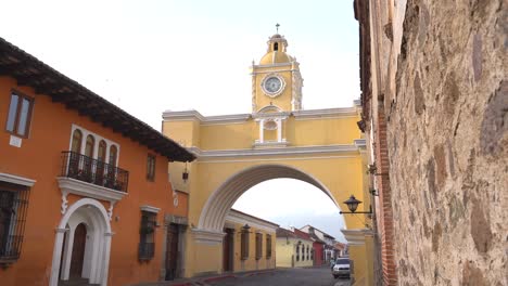 antiguo arco de guatemala temprano en la mañana