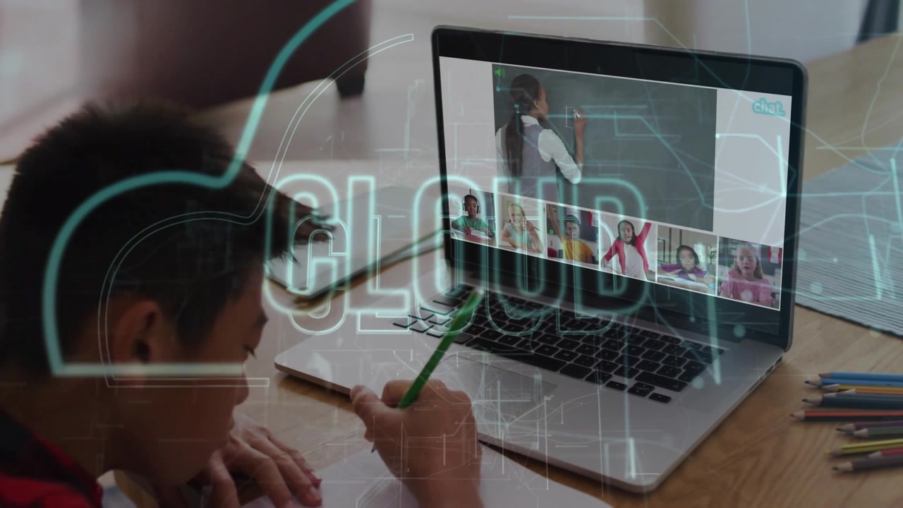 Menino acompanhando uma aula online, escrevendo anotações enquanto um gráfico de nuvem se forma, conectando as anotações à nuvem.