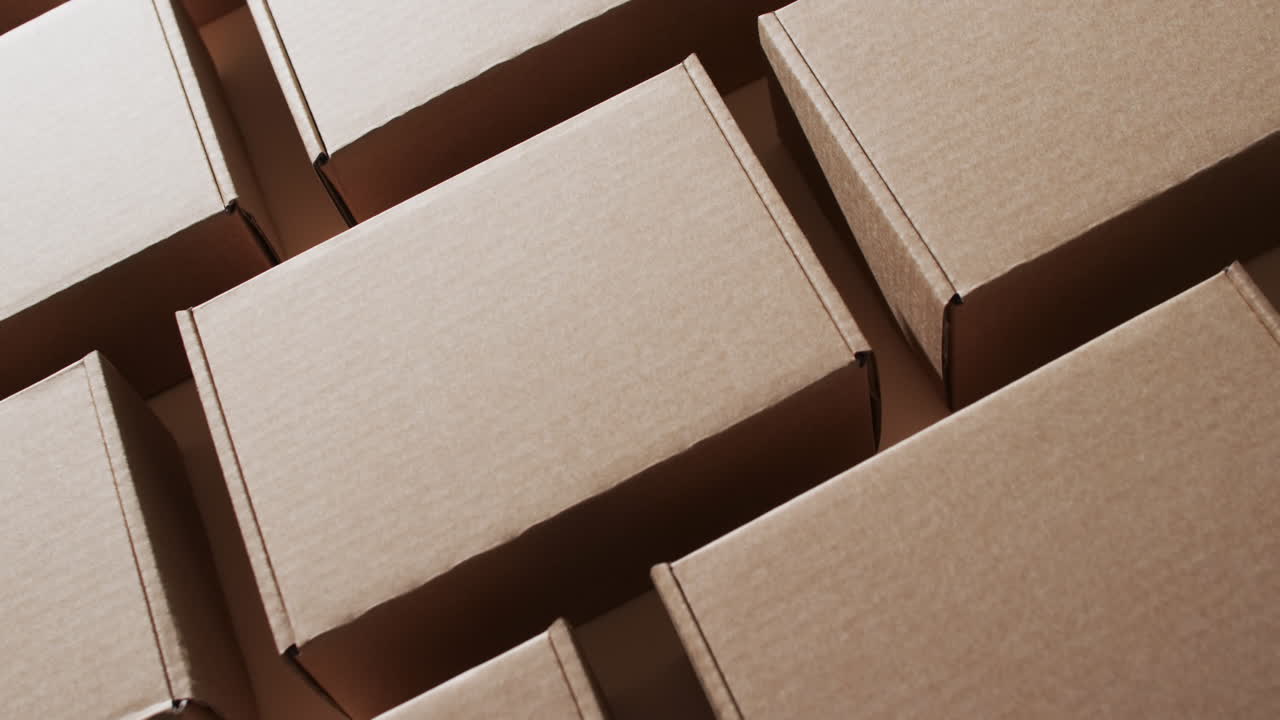 видео картонных коробок с копировальным пространством на коричневом фоне