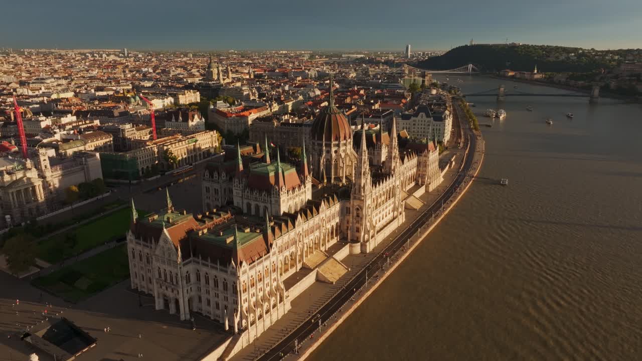 Vista aerea del Palazzo del Parlamento Ungherese e del fiume Danubio a Budapest.