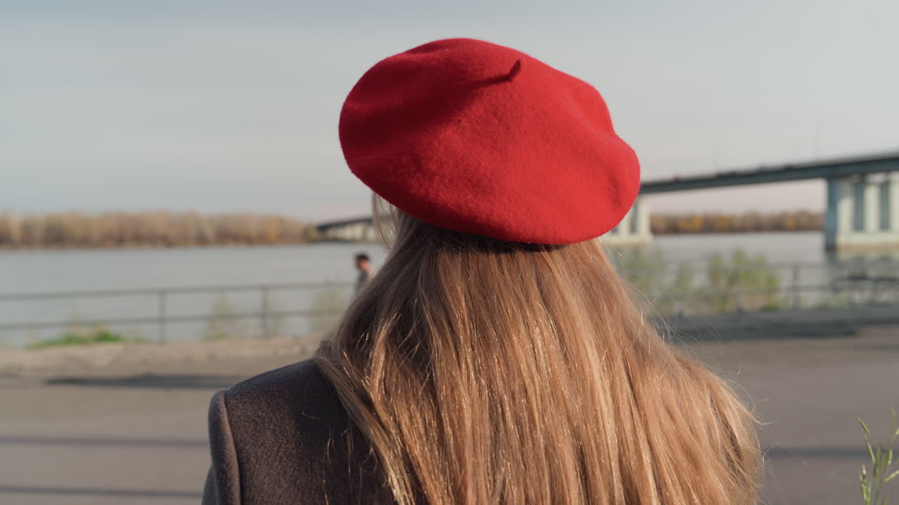 Scena pedonale urbana. Paesaggio cittadino con coppia di passaggio e osservatore. Un passante osserva una coppia sotto un sottopassaggio fluviale. Donna in bianco osserva una coppia in un'area urbana lungo il fiume durante il giorno.