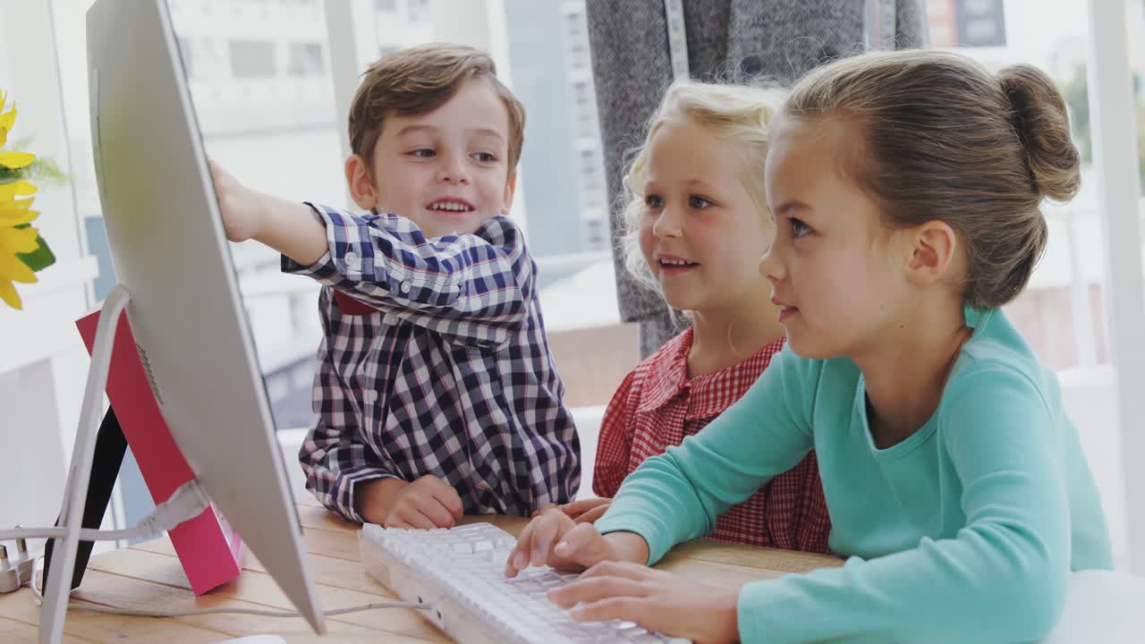 niños como ejecutivos de negocios trabajando en computadoras 4k