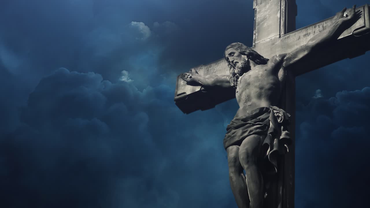 jesús crucificado contra un fondo de tormenta