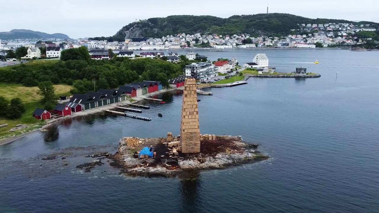 Norsk bybillede og midsommerbål i Ålesund, luftfoto.