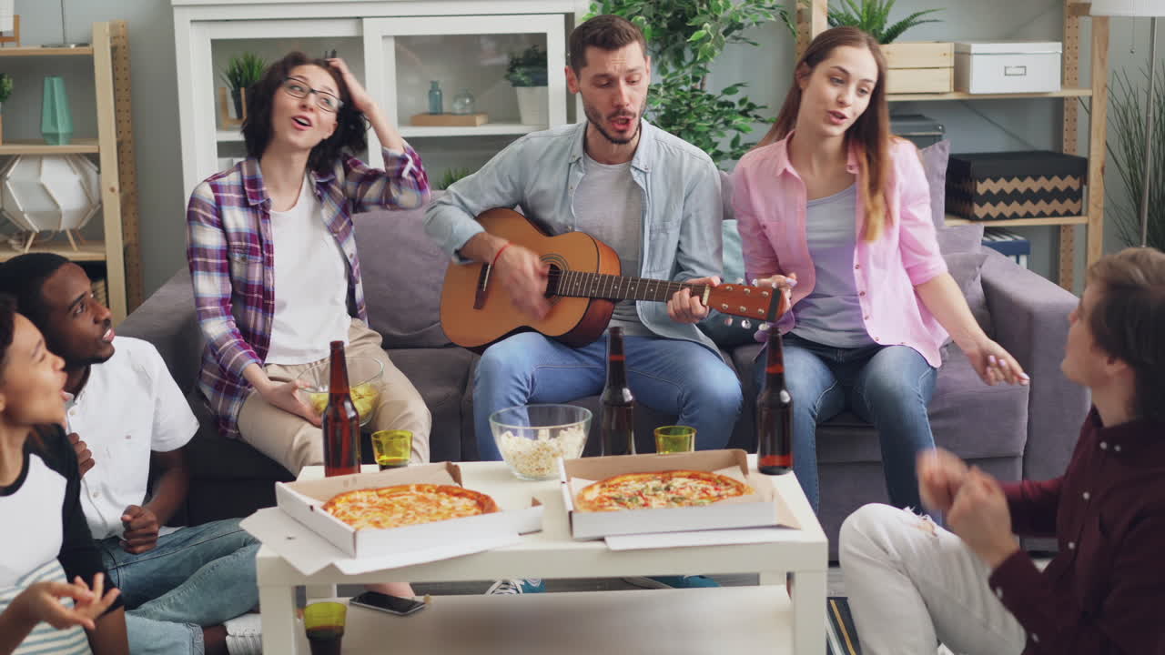 amigos teniendo una fiesta divertida en casa