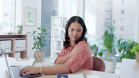 Asiatische-Frau,-Laptop-Und-Schulterschmerzen-Im-Büro