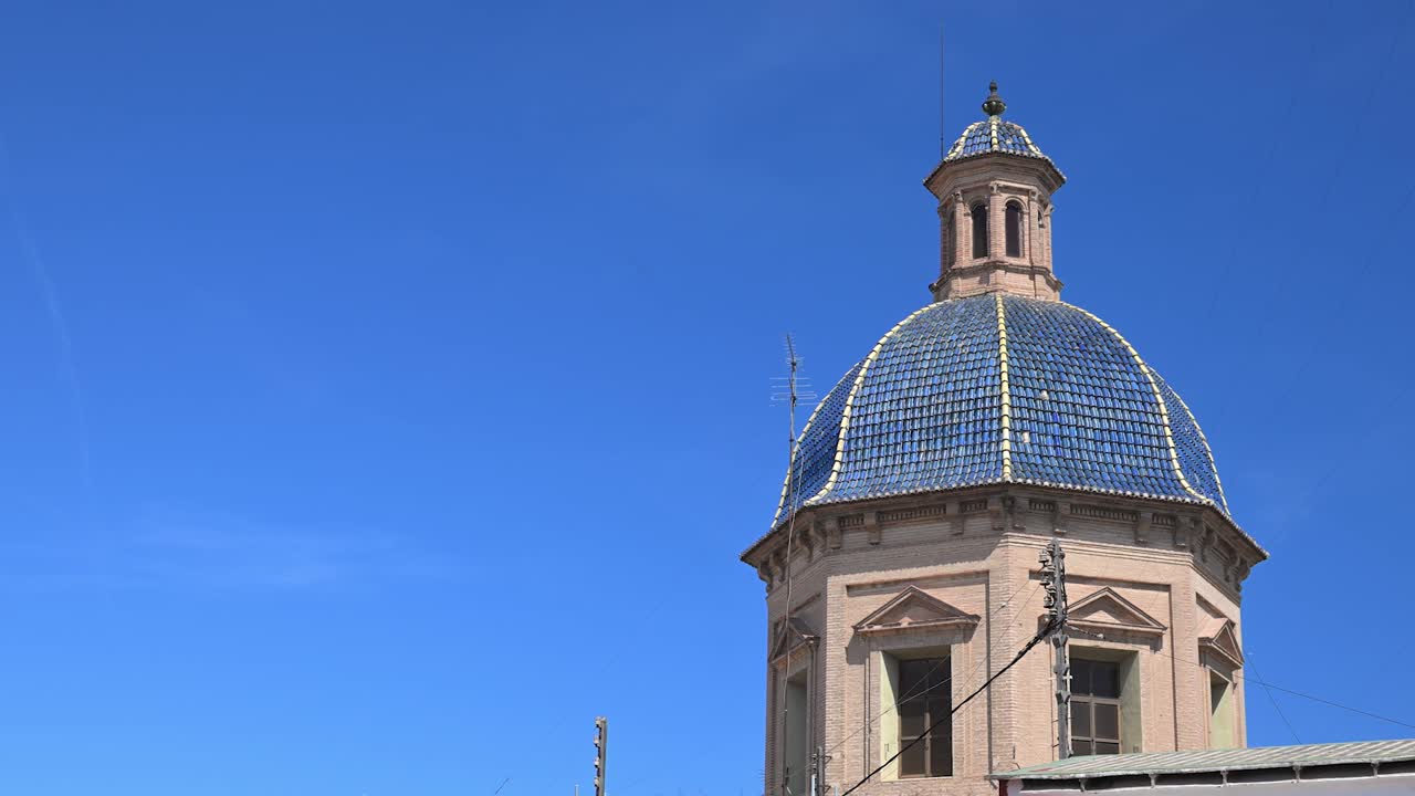 La facciata barocca e il tetto a cupola rosa dello storico santuario dedicato al santo patrono situato nel cuore della piazza del centro storico.