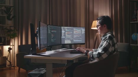 programador trabajando hasta tarde en la noche