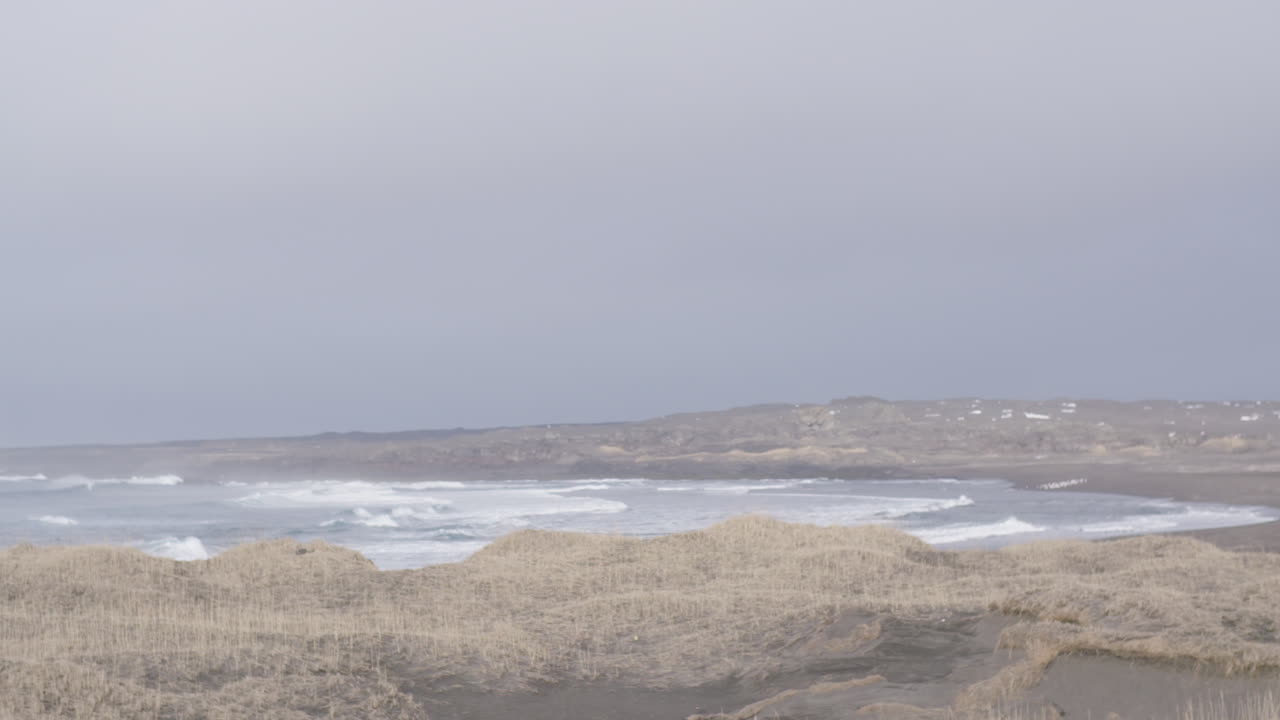 이 스톡 푸티지는 거친 해안선에 부딪히는 아이슬란드 파도의 순수한 힘을 포착합니다.