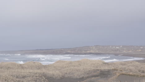 este material de archivo captura la fuerza bruta de las olas del océano de islandia chocando contra la escarpada costa