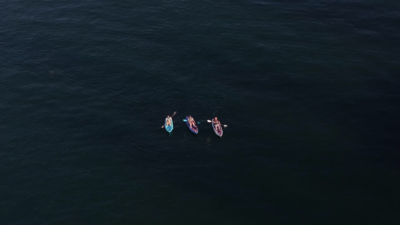캘리포니아 에 있는 아로헤드 호수 에 있는 카야커 들 이  ⁇ 빛 있는 날 에 공중  ⁇ 도 를 즐기고 있다