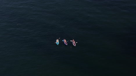 kayakers en el lago arrowhead en california disfrutando de una órbita aérea de un día soleado